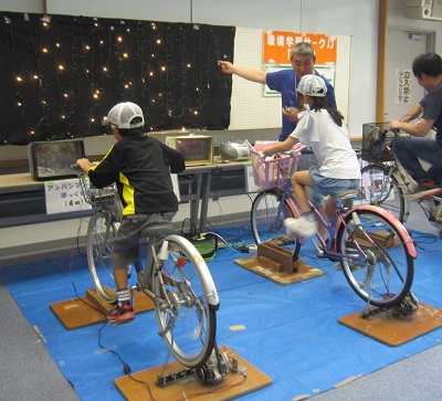 夏休みこども環境講座②「わくわく省エネルギー教室～自転車をこいで電気をつくろう～」